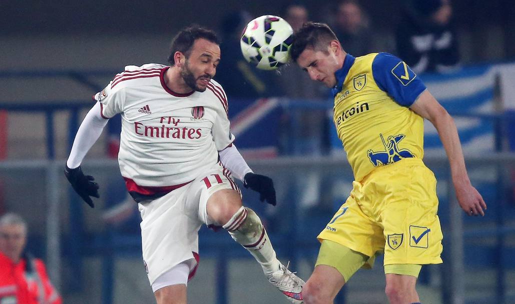 Un contrasto aereo tra Pazzini e Federico Mattiello: all&#39;esordio da titolare col Chievo, il terzino ha giocato una gran partita. Ansa
